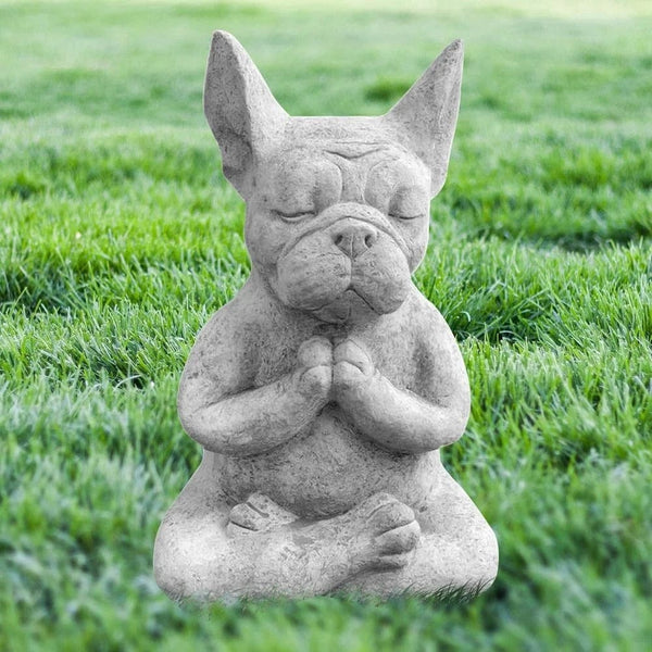 Estatua de perro en posición de yoga